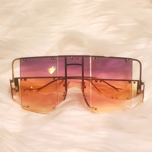 Oversized Sunnies - Picture 5 of 10